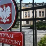 Забор и логотип Конституционного суда Польши