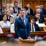 премьер-министр Венгрии Петер Мадьяр в парламенте