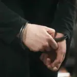 молодой человек в наручниках