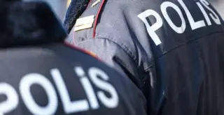 Спины двух полицейских в Азербайджане