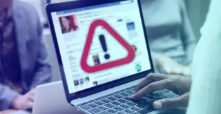 на мониторе ноутбука всплывающий знак об опасном контенте