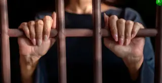 женщина за решёткой