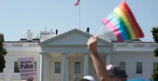 ЛГБТ-флаг перед Белым домом в США