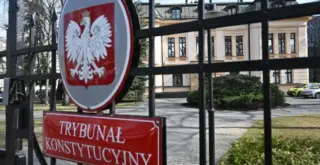 Забор и логотип Конституционного суда Польши