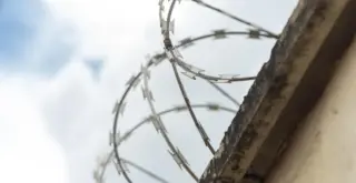 колючая проволока на стене колонии